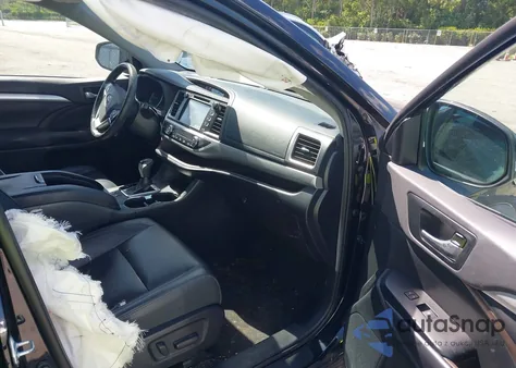 2019 Toyota Highlander Xle z USA, uszkodzony, nr VIN 5TDKZRFH9KS363199